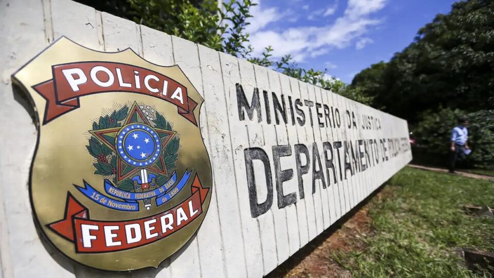 PF cumpre mandados em operação contra esquema de diplomas falsos de medicina