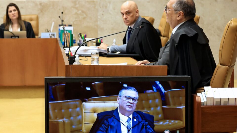 Moraes e Dino determinam que tribunais de seis estados e do DF devolvam pagamentos de penduricalhos