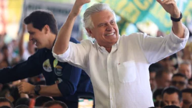 Caiado lança vídeos com críticas a Lula e Flávio Bolsonaro e destaca sua trajetória no governo de Goiás na disputa presidencial.