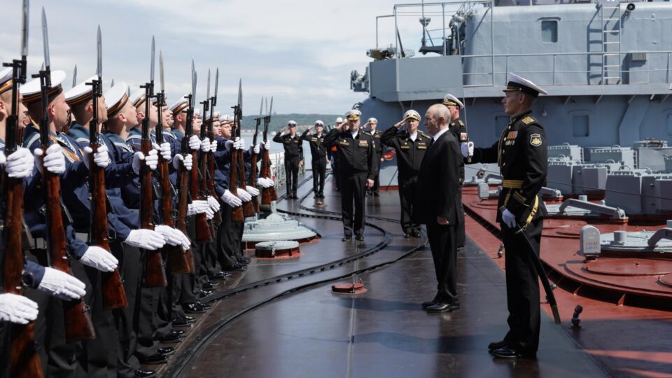 Putin diz que Rússia responderá em todo o mundo a apreensões dos seus navios