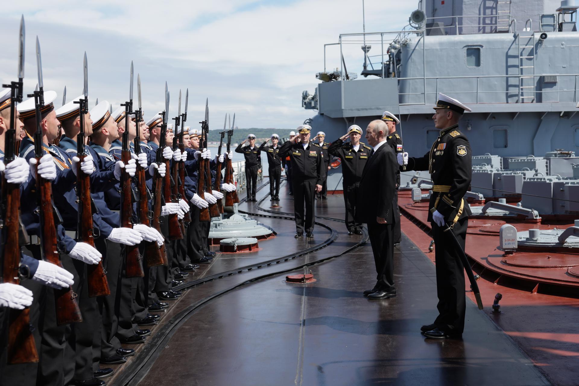 Putin diz que Rússia responderá em todo o mundo a apreensões dos seus navios