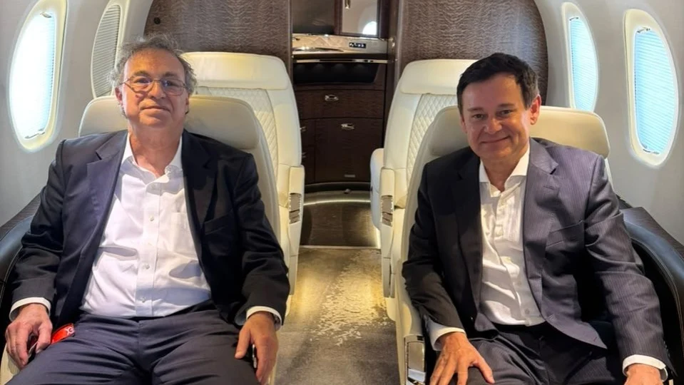 Guilherme Machado e Marcelo Marangon, cofundadores da ASA Consulting, durante visita a uma aeronave na LABACE 2026.