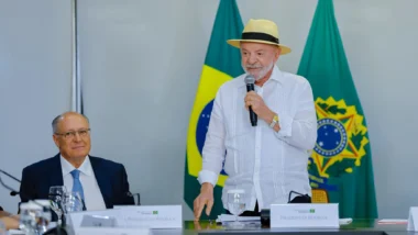 Lula aponta riscos do uso da IA nas eleições de 2026.