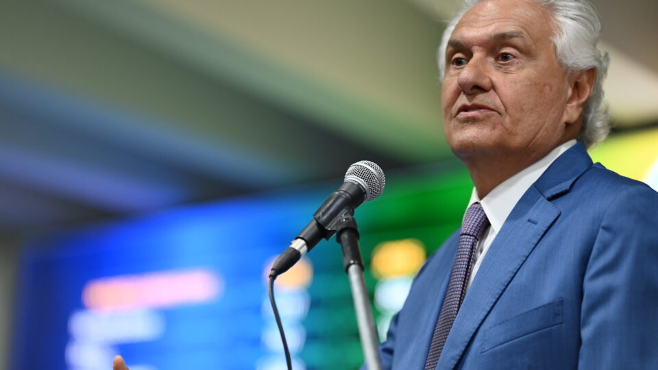 Caiado afirma que Flávio construiu carreira com nome do pai e cobra Lula por ausência em debates