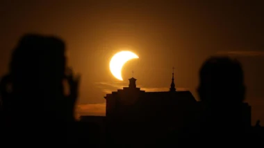 Eclipse solar parcial em Varsóvia, Polônia, em 12 de agosto de 2026.