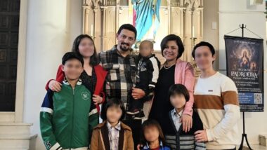 A família está sendo obrigada a matricular as crianças em escola regular de ensino e a pagar multa de 40 salários mínimos – cerca de R$ 65 mil.