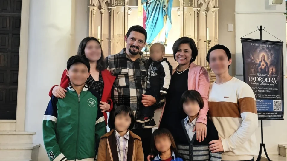A família está sendo obrigada a matricular as crianças em escola regular de ensino e a pagar multa de 40 salários mínimos – cerca de R$ 65 mil.