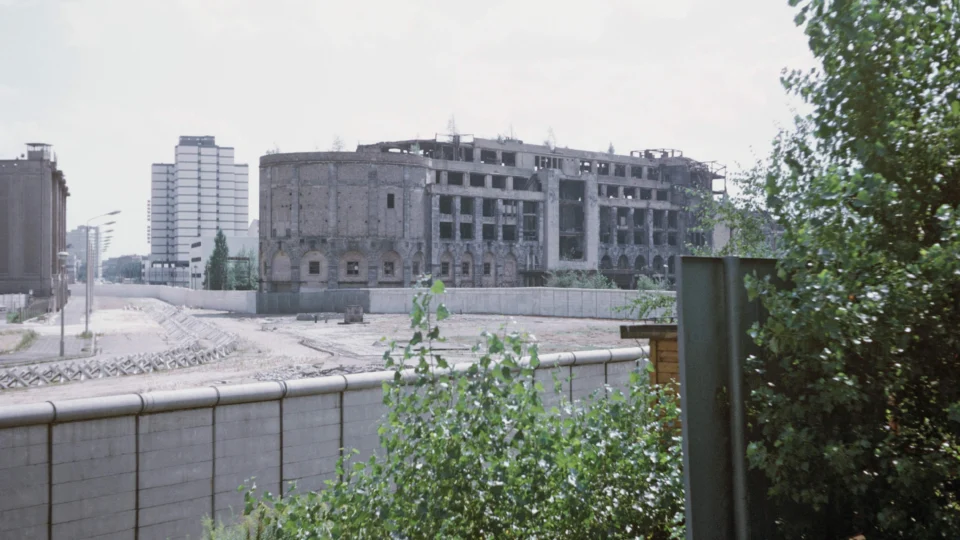 Trecho do Muro de Berlim na região de Potsdamer Platz, em 1971, dez anos após o início da construção da barreira que dividiu a cidade.