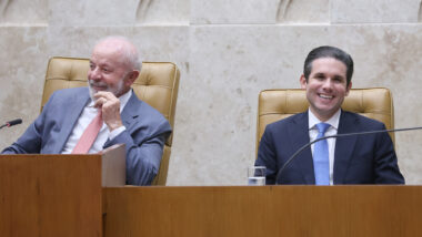 Após acordo com governo Lula, Câmara aprova PLP dos combustíveis