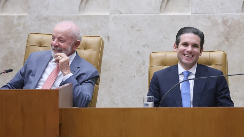 Após acordo com governo Lula, Câmara aprova PLP dos combustíveis