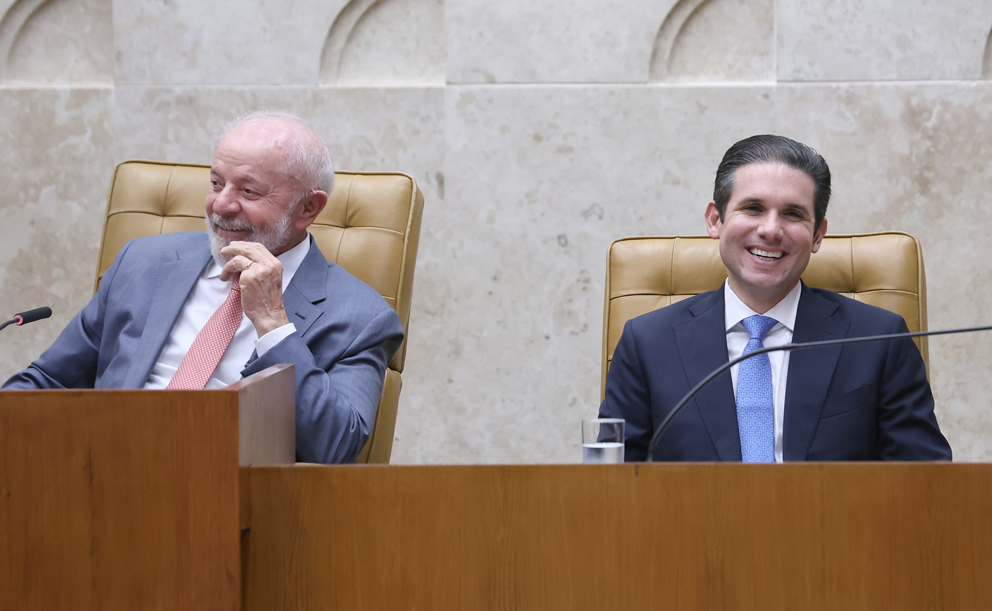 Após acordo com governo Lula, Câmara aprova projeto que reduz tributos dos combustíveis