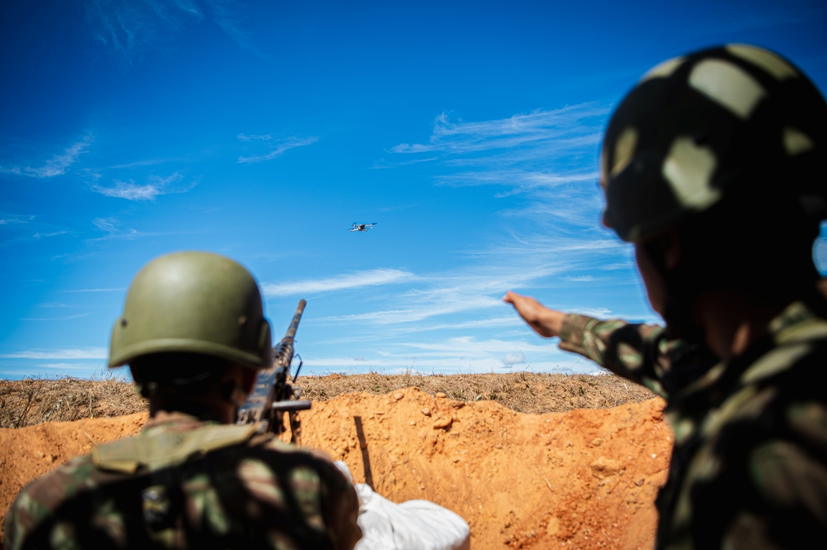 Exército testa metralhadoras, canhões e radares de defesa aérea contra drones em Goiás