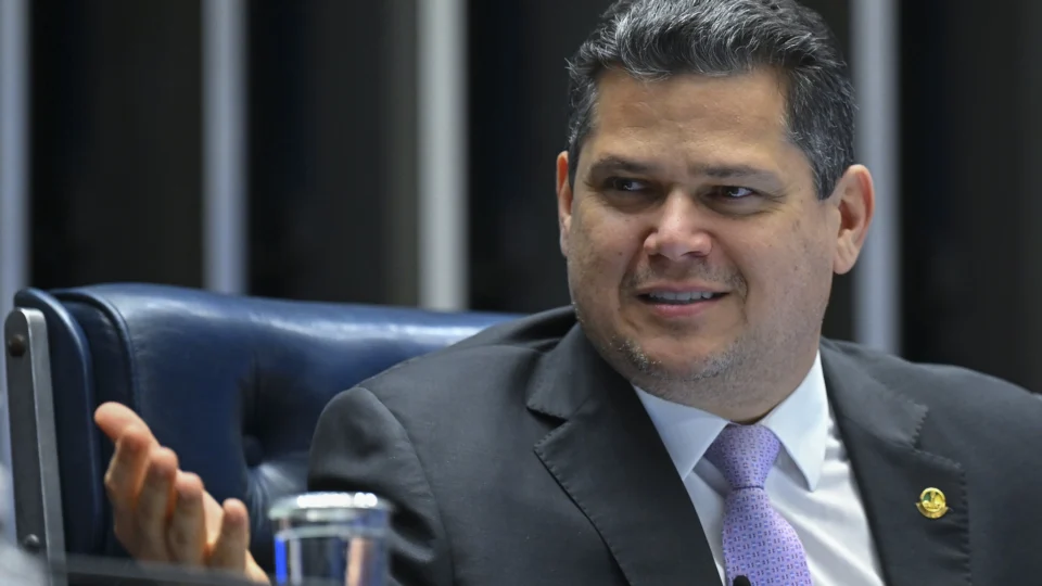 Senado aprova PLP dos Combustíveis com “jabutis” para fertilizantes e Copa Feminina
