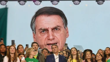 Federação do PT rebate argumentos de Flávio no TSE e questiona uso de deepfake de Bolsonaro na campanha.