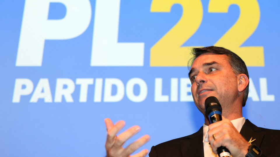 Flávio Bolsonaro divulga diplomas para confirmar formação acadêmica