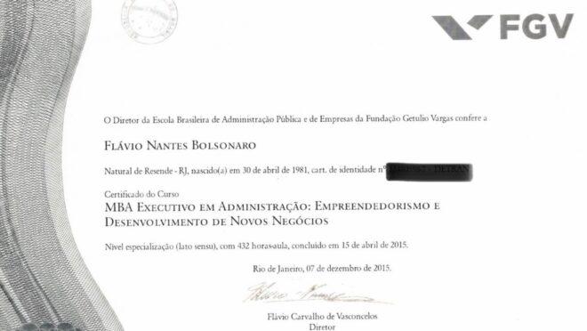 Flávio Bolsonaro publicou imagens de seus diplomas acadêmicos nas redes sociais após questionamentos sobre sua formação.