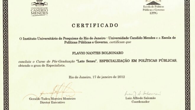 Flávio Bolsonaro publicou imagens de seus diplomas acadêmicos nas redes sociais após questionamentos sobre sua formação.