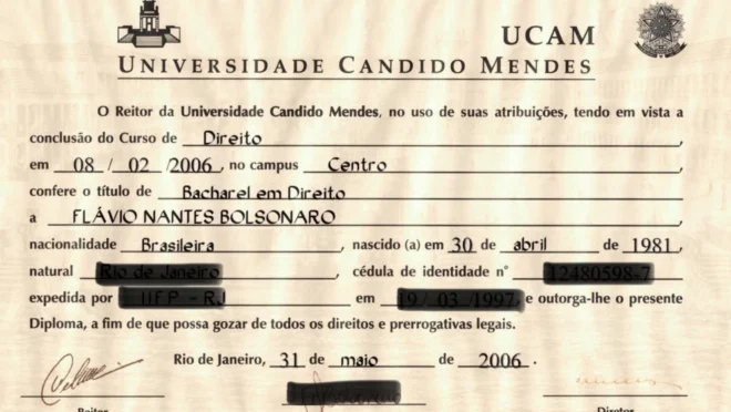Flávio Bolsonaro publicou imagens de seus diplomas acadêmicos nas redes sociais após questionamentos sobre sua formação.