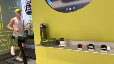 Homem corre em uma esteira usando um Google Pixel Watch 5 para medir sua pressão arterial, durante uma demonstração.