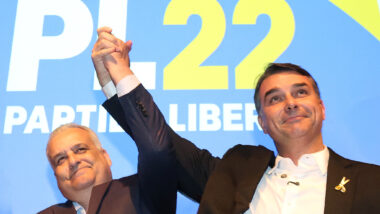 Flávio Bolsonaro tem filiação alterada no sistema eleitoral e não consegue registrar candidatura pelo PL.