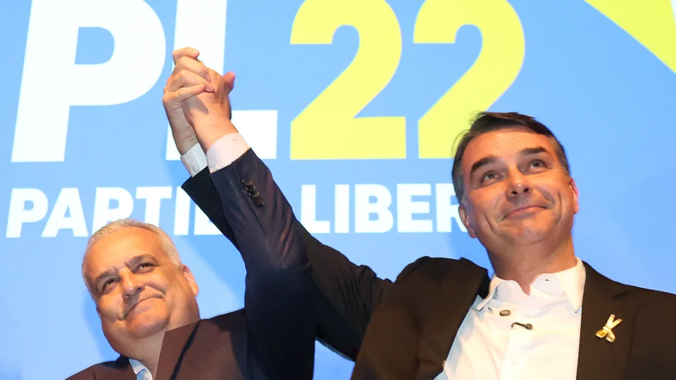 Flávio Bolsonaro tem filiação alterada no sistema eleitoral e não consegue registrar candidatura pelo PL.