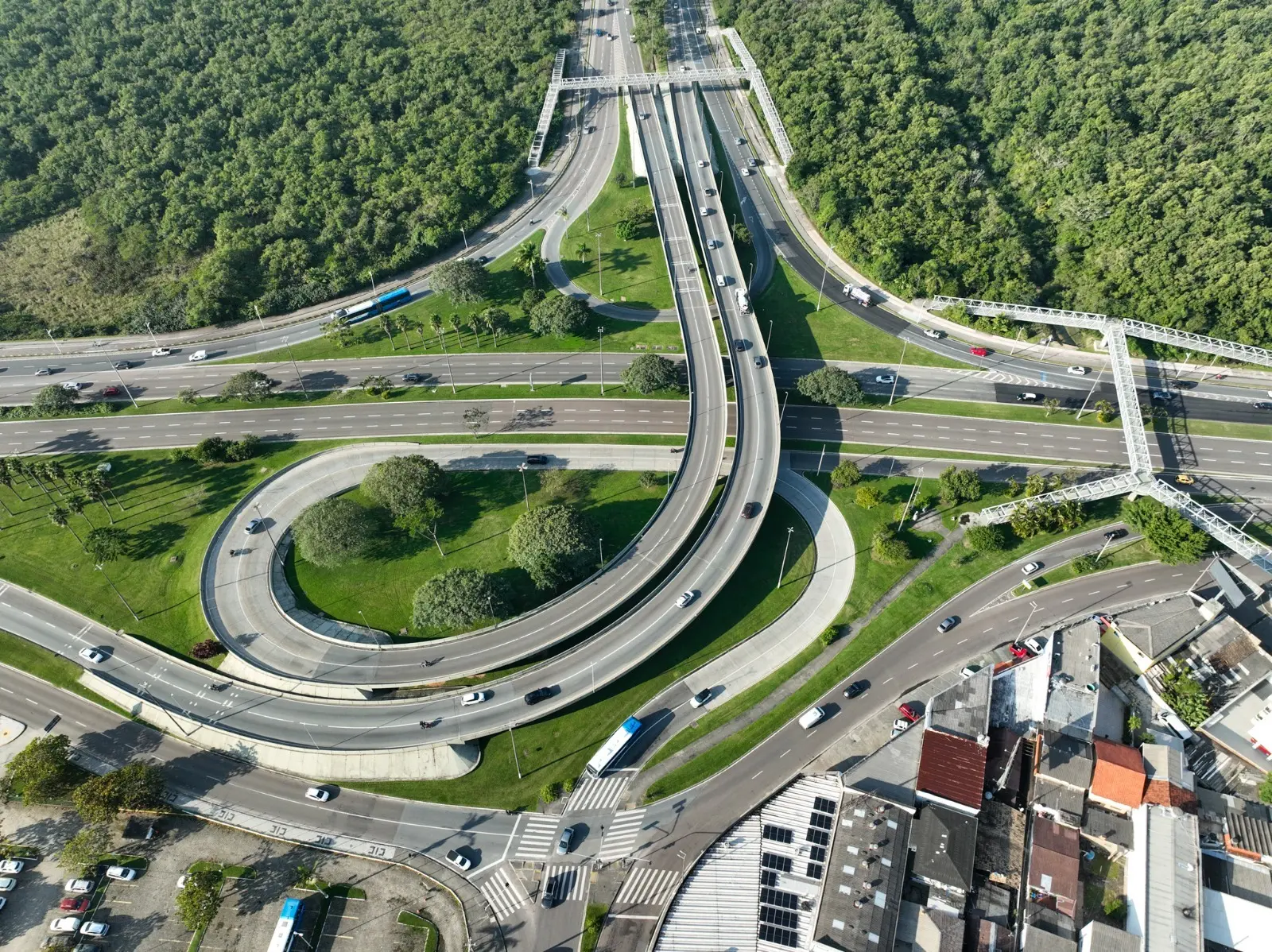 Prefeitura quer aumentar segurança no trecho, onde veículos com destinos diferentes disputam espaço no acesso ao viaduto 