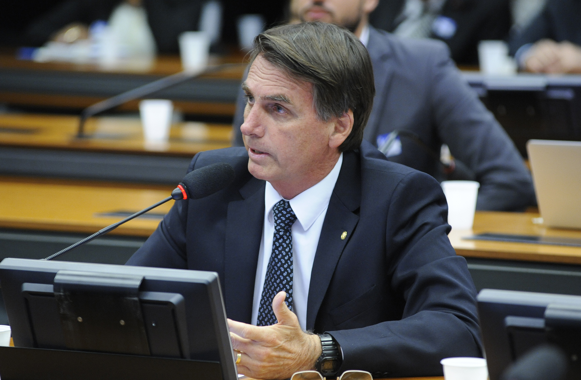 Câmara resgata texto de Bolsonaro de 2005 e aprova porte de armas para oficiais de Justiça