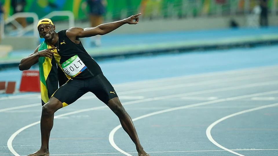 Usain Bolt comemora mais um feito histórico nos Jogos do Rio, em 2016, quando conquistou o terceiro título olímpico consecutivo nos 100 metros rasos.