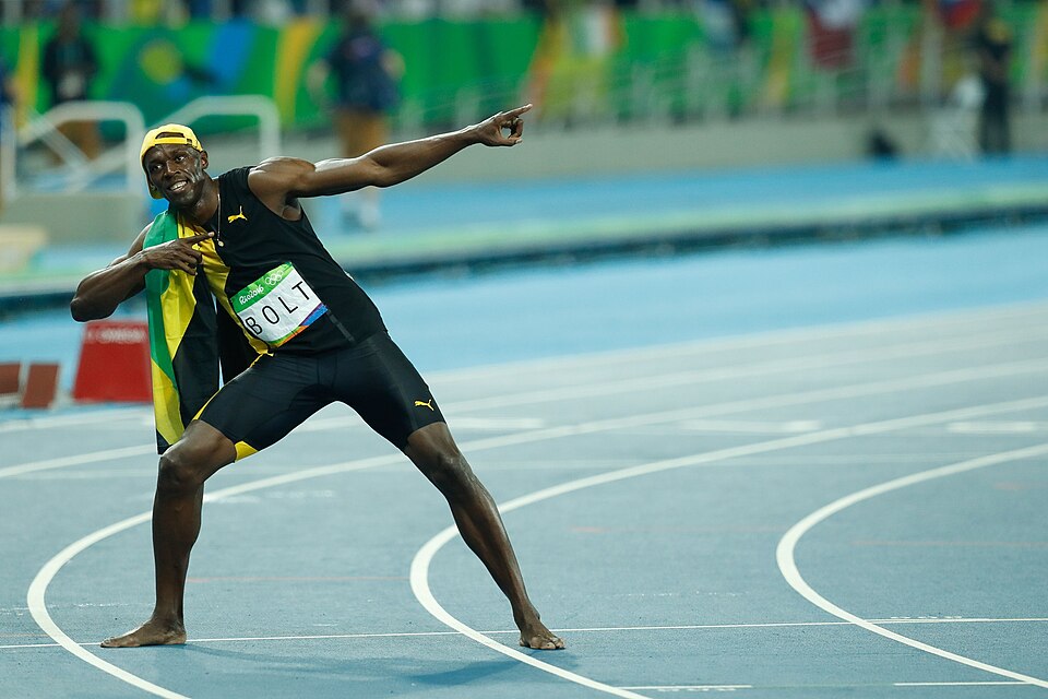 Usain Bolt comemora mais um feito histórico nos Jogos do Rio, em 2016, quando conquistou o terceiro título olímpico consecutivo nos 100 metros rasos.