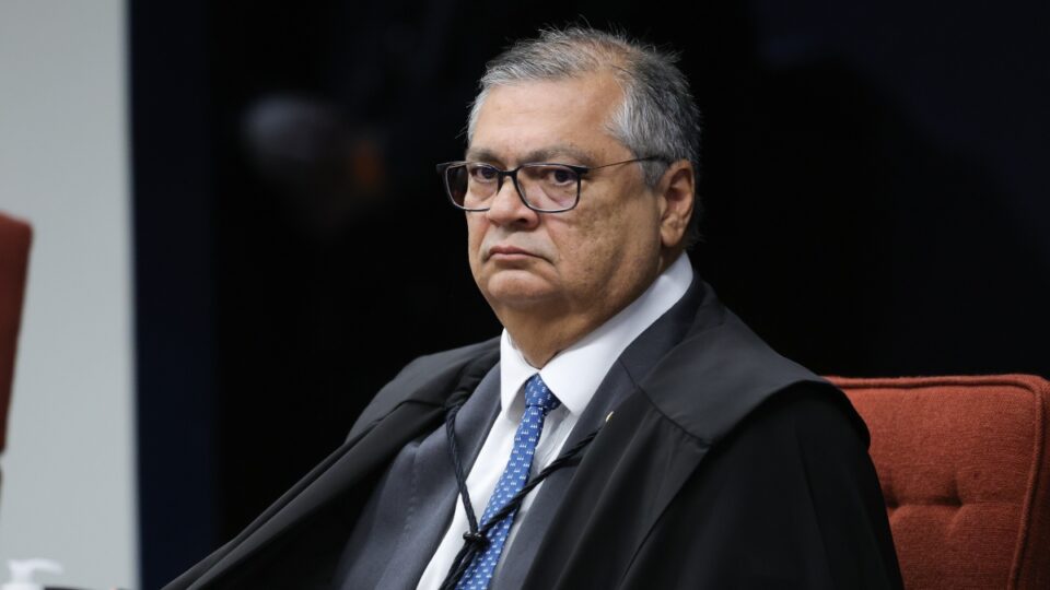 Dino diz que suporta “calado agressões e injustiças” após operação contra jornalista