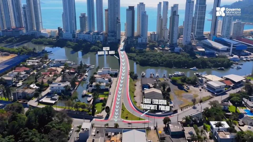 Simulação mostra o traçado preliminar da ponte entre a Barra Sul e o Bairro da Barra, com duas faixas para veículos em um sentido e uma faixa exclusiva para transporte público no retorno