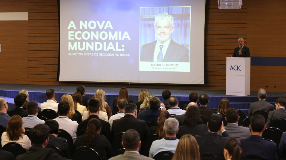 “A China vai se fechar um pouco”, mas deve comprar mais alimentos do Brasil, prevê Marcos Troyjo
