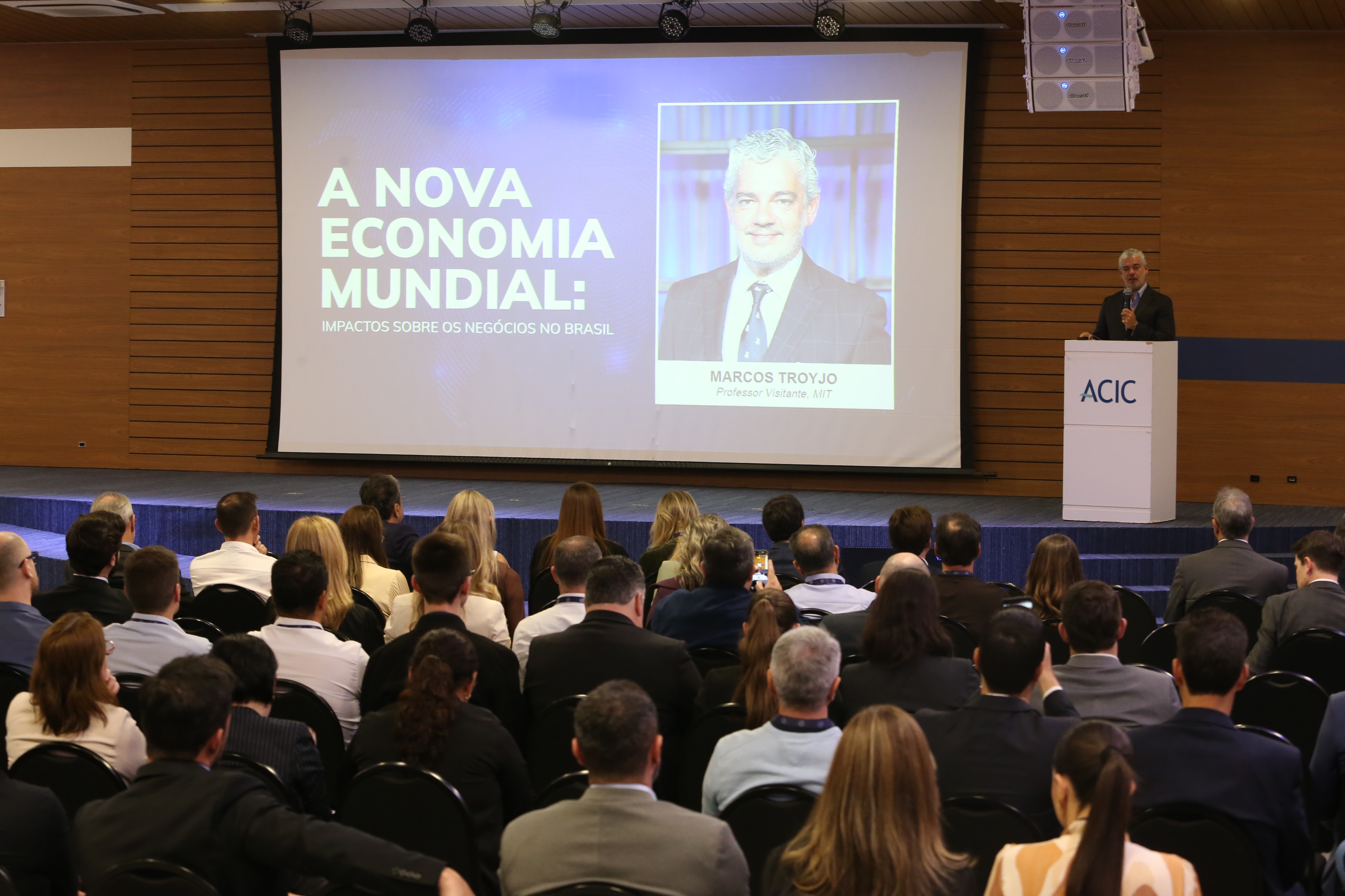 “A China vai se fechar um pouco”, mas deve comprar mais alimentos do Brasil, prevê Marcos Troyjo
