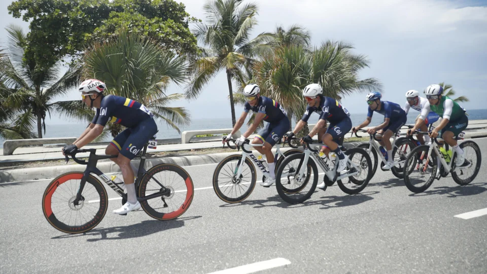 Ciclistas competindo em uma prova: treino intenso traz mais benefícios à saúde.
