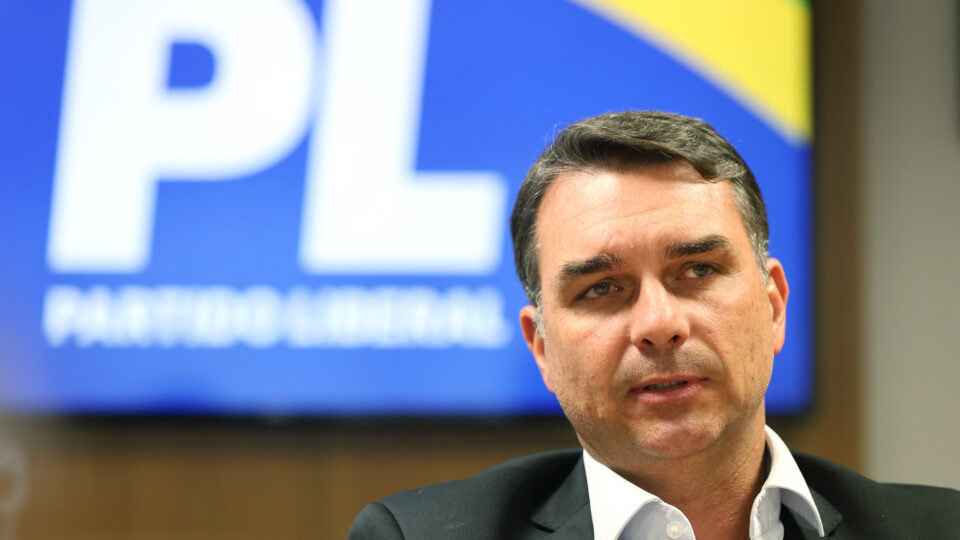 Flávio Bolsonaro promete revogar atos de Lula que, segundo ele, restringem liberdade de expressão