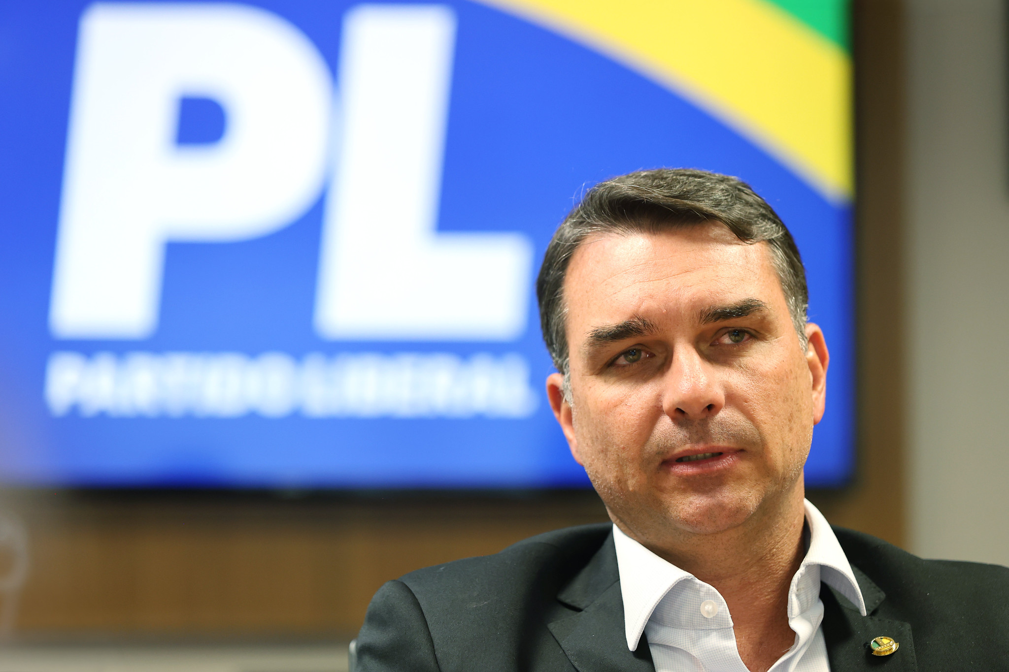 A proposta é apresentada por Flávio Bolsonaro como parte da defesa da liberdade de expressão.