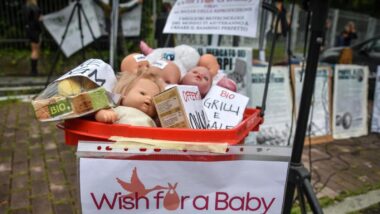 Protesto contra a barriga de aluguel em Milão, na Itália: terceirização da gravidez tem consequências perigosas.