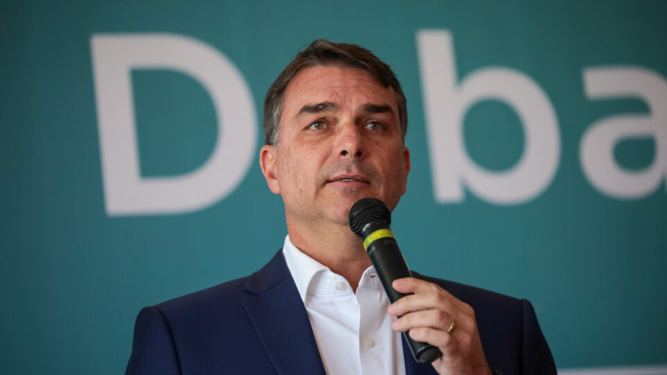 Flávio Bolsonaro promete endurecer combate ao crime e limitar poderes do STF