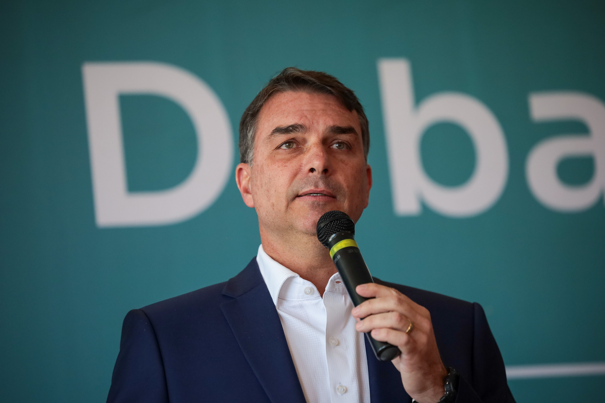 Flávio Bolsonaro promete endurecer combate ao crime e cortar poderes do STF