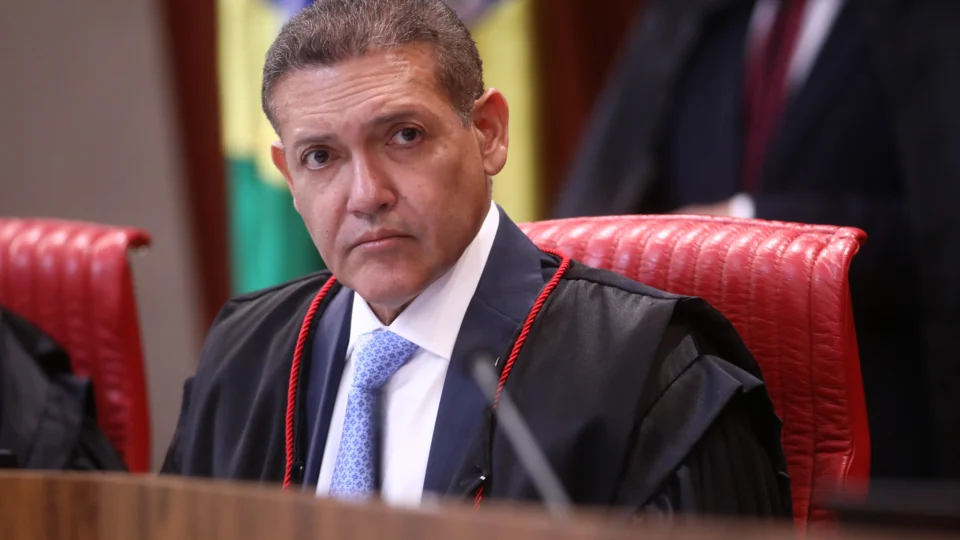 TSE suspende sistema de filiações após falso registro de Flávio e tentativa contra Lula