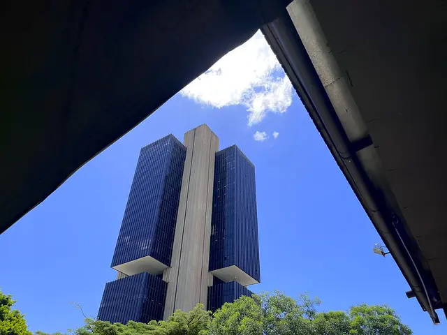 Liquidação torna bens dos controladores indisponíveis e ocorre por "graves violações" e crise financeira.