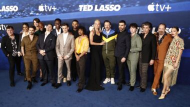 O elenco de 'Ted Lasso' durante a estreia de uma das temporadas da série.