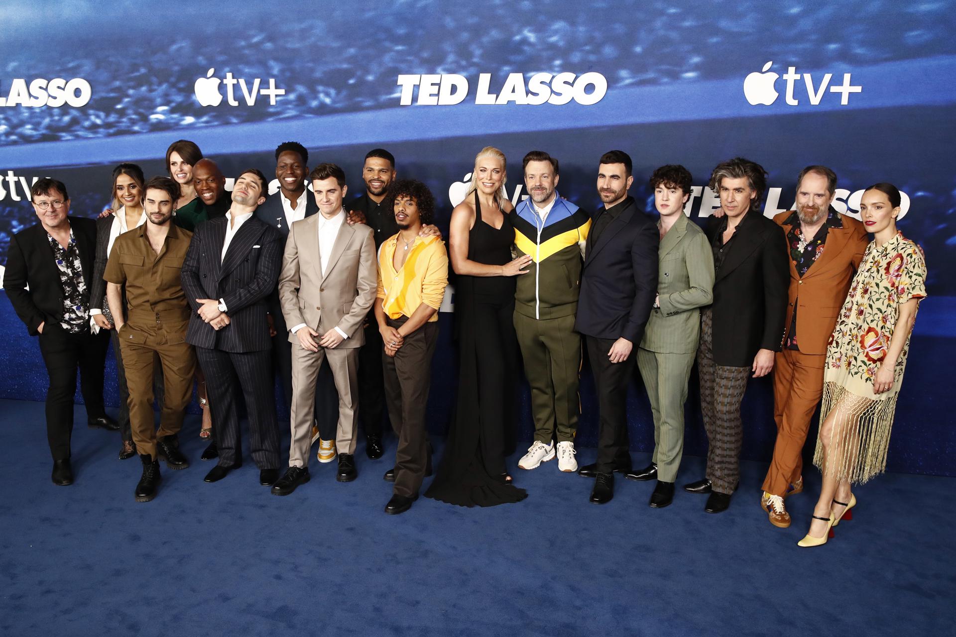 O elenco de ‘Ted Lasso’ durante a estreia de uma das temporadas da série.