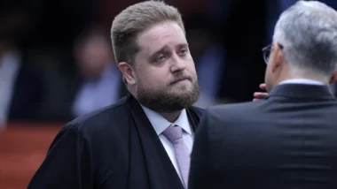 Matheus ainda defende Augusto Heleno na execução penal, protocolando pedidos de visita, de saída para exames, entre outros.