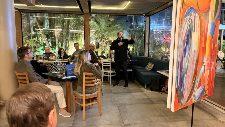 Evento em Curitiba reuniu convidados para a apresentação dos novos empreendimentos residenciais Porto Batel e Portofino, com programação que integrou gastronomia, vinhos e arte.