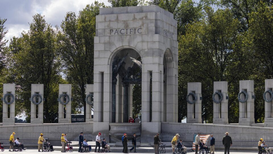 Mulher suspeita de vandalizar Memorial da Segunda Guerra Mundial em Washington é presa