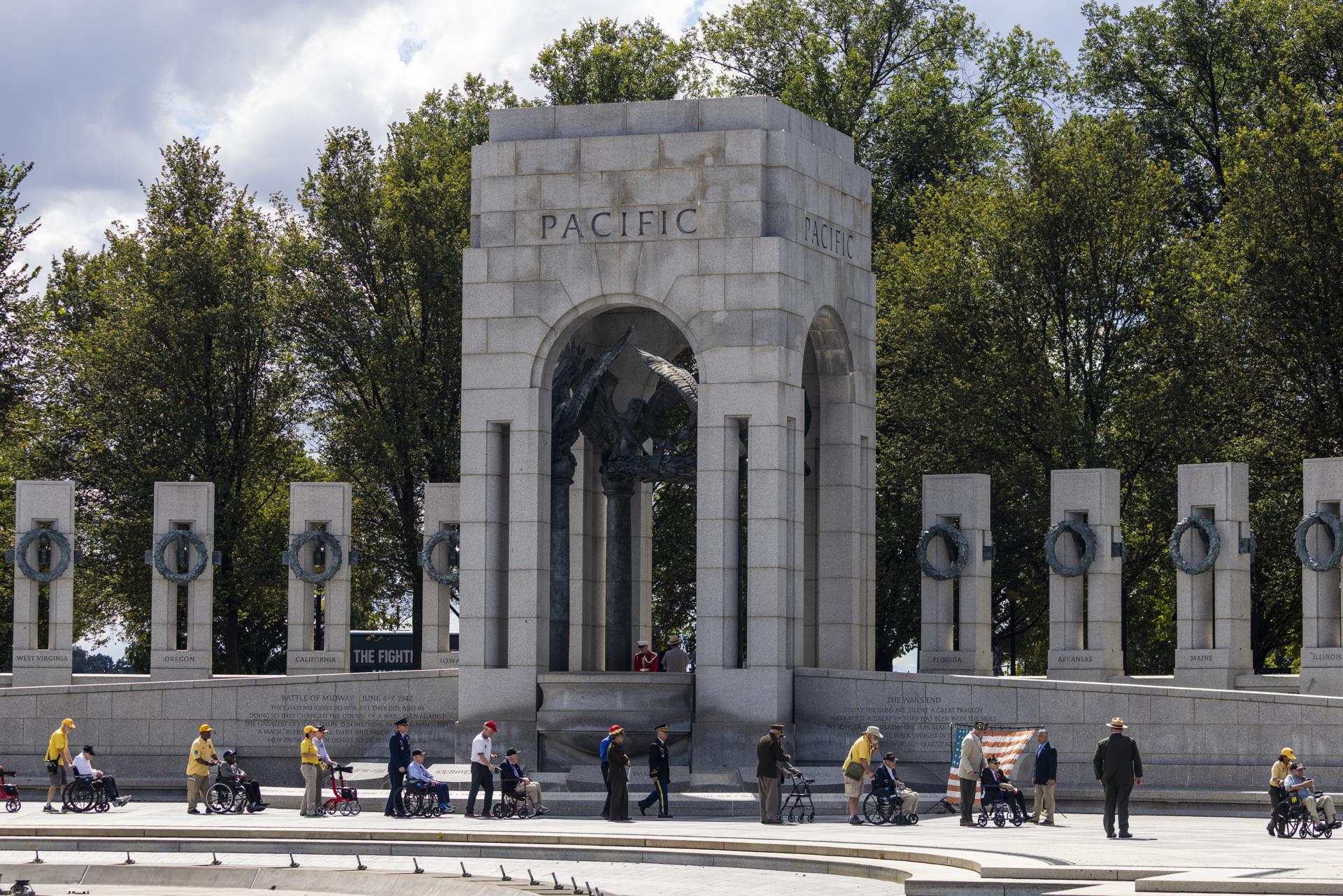 Mulher suspeita de vandalizar Memorial da Segunda Guerra Mundial em Washington é presa