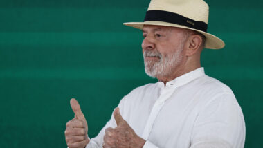 O chapéu passou a fazer parte da imagem pública de Lula, argumento usado por especialistas para defender a presença do acessório na foto da urna.