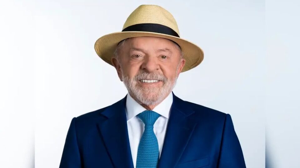 Lula de chapéu na urna: regra do TSE gera dúvida sobre foto de candidato