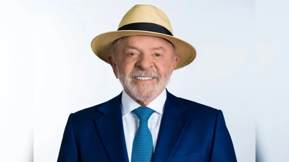 O chapéu passou a fazer parte da imagem pública de Lula, argumento usado por especialistas para defender a presença do acessório na foto da urna.